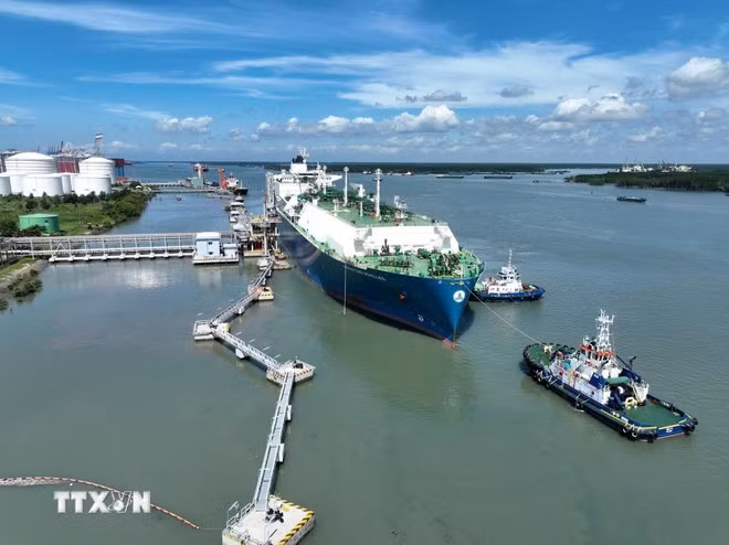 Un buque de transporte de GNL atraca en la terminal de LNG Thi Vai. (Fuente: VNA)