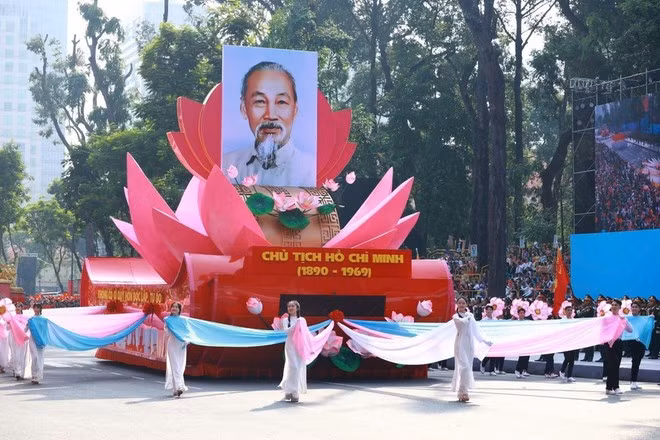 El desfile comienza con una formación de vehículos con el emblema nacional de la República Socialista de Vietnam y el retrato del presidente Ho Chi Minh, pasando por la tribuna. (Foto: VNA)