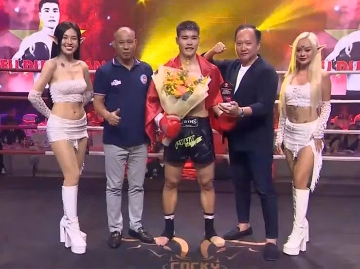 Kieu Duy Quan (Centro). (Fuente: webthethao)