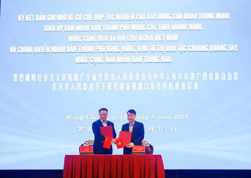 El presidente del Comité Popular de Mong Cai, Ho Quang Huy, y el alcalde del Gobierno Popular de la ciudad de Dongxing, Li Jian, en el evento. (Fuente: VNA)