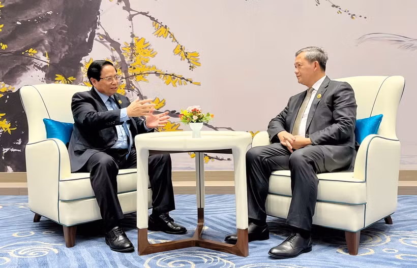 El primer ministro vietnamita, Pham Minh Chinh, con su homólogo camboyano, Hun Manet. (Fuente: VNA)