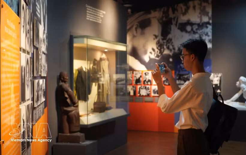 El Museo de la Mujer del Sur de Vietnam, en coordinación con entidades especializadas, ha escaneado y digitalizado más de 1.000 piezas para su presentación mediante tecnología holográfica. (Fuente: VNA)