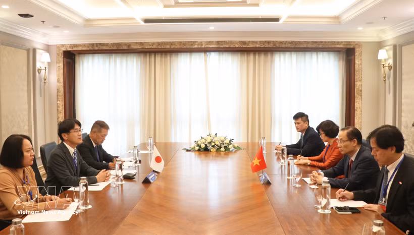 Encuentro entre el canciller de Vietnam, Le Hoai Trung, y el gobernador de la prefectura de Nara, Yamashita Makoto. (Fuente: VNA)