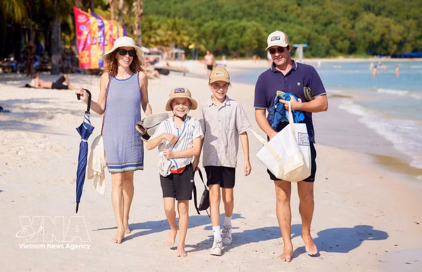 Turistas internacionales en la playa de Kem, en la Zona Económica Especial de Phu Quoc, en la provincia de An Giang. (Fuente: VNA)