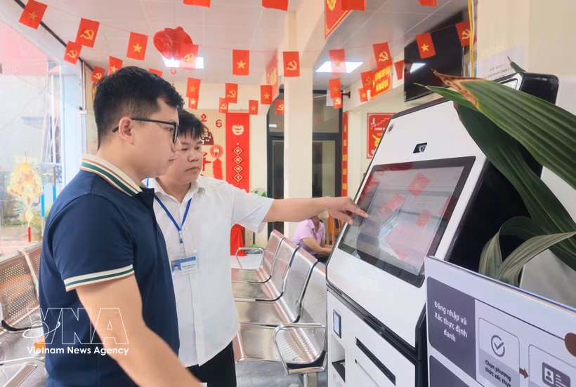 Funcionarios del Centro de Servicios Públicos de la comuna de Chi Lang, provincia de Lang Son, orientan a los residentes sobre el uso de los quioscos de servicios públicos con inteligencia artificial. (Fuente: VNA)