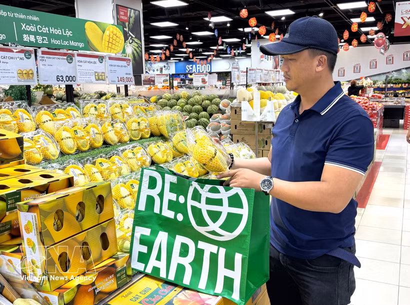 En Ciudad Ho Chi Minh, la gente utiliza bolsas de comida ecológicas. (Fuente: VNA)