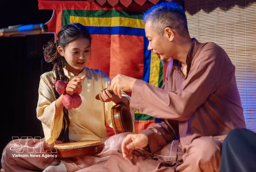A los jóvenes les encanta aprender sobre instrumentos musicales de la mano de los artesanos. (Fuente: VNA)