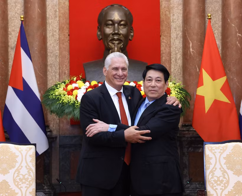 El presidente de Vietnam, Luong Cuong, y el primer secretario del Comité Central del Partido Comunista de Cuba y presidente de la nación caribeña, Miguel Díaz-Canel Bermúdez. (Fuente: VNA)