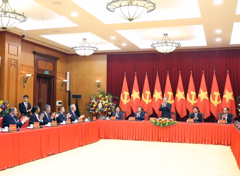 El secretario general del Partido Comunista de Vietnam, To Lam, ofrece una recepción a las delegaciones de líderes y representantes de partidos políticos de Asia, Europa, América y África. (Fuente: VNA)