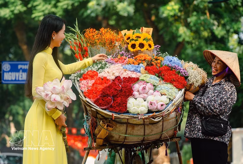 Los vendedores de flores son un elemento característico del otoño en Hanoi. (Fuente: VNA)