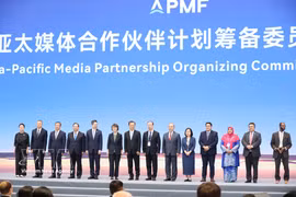 La subdirectora general de la VNA, Doan Thi Tuyet Nhung (quinta por la derecha), y representantes de agencias de noticias y medios de comunicación de la región participan en la ceremonia de lanzamiento del Comité Preparatorio del Programa de Asociación de Medios de Asia-Pacífico. (Foto: VNA)