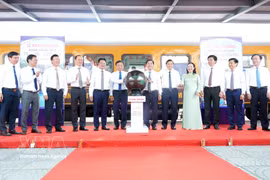 Los delegados presionan el botón para inaugurar el tren turístico “Phong Nha – Antigua capital imperial de Hue: Ruta del Patrimonio Mundial”. (Foto: VN)