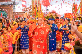 El festival de la aldea de cerámica Bat Trang atrae a lugareños y turistas. (Foto: VNA)