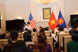 El ministro de Industria y Comercio Nguyen Hong Dien, jefe de la delegación negociadora del Gobierno, preside una reunión con representantes de los miembros de la delegación negociadora y los departamentos pertinentes antes y después del primer día de trabajo. (Foto: moit.gov.vn)
