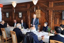 El embajador vietnamita en Suiza, Phung The Long, en el encuentro (Foto: VNA)