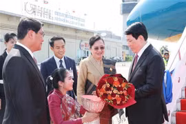El presidente de Vietnam, Luong Cuong llega al Aeropuerto Internacional de Wattay, en Vientiane. (Foto: VNA)