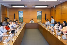 En el marco del segundo período de sesiones de la Asamblea Nacional de Vietnam de la XVI Legislatura, los diputados debaten en grupos sobre los proyectos de leyes. (Foto: VNA)