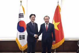 El ministro de Ciencia y Tecnología de Vietnam, Vu Hai Quan, (derecha) con el ministro surcoreano de Comercio, Industria y Recursos, Jung Kwan. Foto: vnexpress.vn