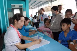 Médicos realizan exámenes de detección de salud a niños en la comuna de Tru Van Tho, Ciudad Ho Chi Minh. (Foto: VNA)