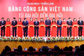 El secretario general To Lam y otros líderes del Partido y del Estado cortaron la cinta inaugural de la exposición "El Partido Comunista de Vietnam: De Congreso en Congreso". (Foto: VNA)