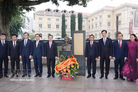 El miembro del Buró Político e integrante permanente del Secretariado del Comité Central del Partido Comunista de Vietnam, Tran Cam Tu, rinde homenaje al Presidente Ho Chi Minh. Foto: VNA
