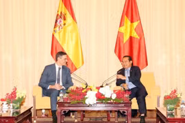 El presidente del Comité Popular de Ciudad Ho Chi Minh, Nguyen Van Duoc, (D) recibe al presidente del Gobierno de España, Pedro Sánchez. (Foto: VNA)