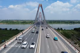 Puente Nhat Tan, el mayor puente atirantado de Vietnam sobre el río Rojo. (Foto: Huy Hung/VNA)
