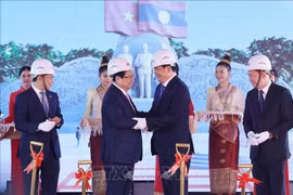 El primer ministro vietnamita, Phạm Minh Chinh, y su homólogo laosiano, Sonexay Siphandone, participaron en al acto de inicio de construcción del Parque de la Amistad Laos – Vietnam. (Foto: VNA(