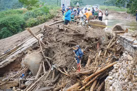 Numerosos restos de madera y leña quedaron acumulados tras el paso de las inundaciones. (Foto: VNA)