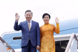 El secretario general del Partido y presidente de Vietnam, To Lam, y su esposa llegan al aeropuerto de Vnukovo, Moscú, iniciando su visita de Estado a Rusia. (Foto: VNA)