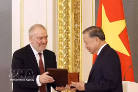 El Artista del Pueblo de Rusia Valery Gergiev, presidente del Jurado del Premio Internacional de la Paz Lev Tolstói, entrega el Premio Internacional de la Paz Lev Tolstói 2026 al secretario general del Partido Comunista y presidente de Vietnam, To Lam. Foto: Thong Nhat/VNA