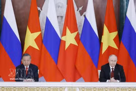 El secretario general del Comité Central del Partido Comunista y presidente de Vietnam, To Lam, y el presidente de Rusia, Vladimir Putin, en la reunión con la prensa. Foto: VNA