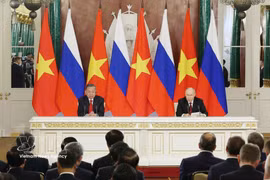 El secretario general del Comité Central del Partido Comunista de Vietnam y presidente del país, To Lam, y el presidente ruso, Vladimir Putin, en conferencia de prensa. Foto: VNA