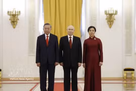 El presidente ruso Vladimir Putin, el secretario general y presidente To Lam, y su esposa. Foto: VNA