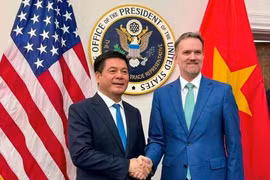 El ministro de Industria y Comercio, Nguyen Hong Dien, y el representante comercial de Estados Unidos, Jamieson Greer. (Foto: VNA)