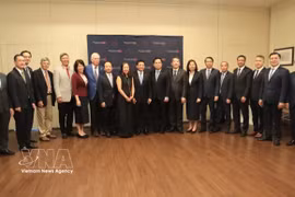 El viceprimer ministro Nguyen Van Thang y la delegación vietnamita posan para una foto con profesores estadounidenses. (Foto: VNA)
