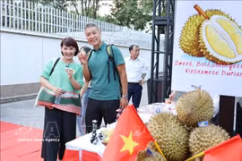 Turistas toman fotos junto al durián en un evento de Vietnam destinado a promocionar esta fruta especial, famosa por su intenso y característico sabor. Foto: VNA