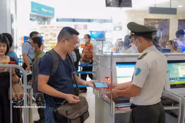 Pasajero utiliza VNeID en el punto de control de documentos de identidad. (Foto: VNA)