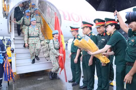 Líderes del Departamento de Mantenimiento de la Paz de Vietnam y varias agencias y unidades reciben al tercer Equipo de Ingenieros en el aeropuerto internacional de Noi Bai, en Hanoi (Foto: qdnd.vn)