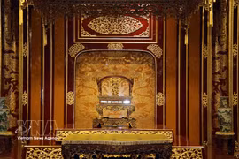 El trono real de la dinastía Nguyen, Tesoro Nacional de Vietnam, ocupa nuevamente el lugar central del Palacio Thai Hoa tras su restauración. (Foto: VNA)