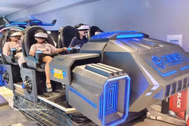 Clientes experimentan la tecnología de realidad virtual en el centro comercial Nha Trang Center, en la provincia de Khanh Hoa. (Foto: VNA)
