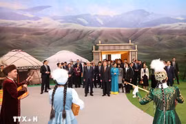 El secretario general To Lam y su esposa, junto con el presidente kazajo, Kassym-Jomart Tokayev, visitan la aldea cultural étnica en Astaná. (Foto: VNA)