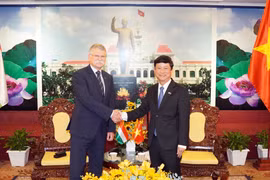 Vo Van Minh, subsecretario del Comité del Partido y presidente del Consejo Popular de Ciudad Ho Chi Minh, recibe al presidente de la Asamblea Nacional de Hungría, Kover Laszlo. (Foto: VNA)