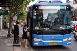 Pasajeros viajan en autobús en la calle Cong Hoa rumbo al centro de Ciudad Ho Chi Minh, 6 de abril de 2026. (Foto: VNA)