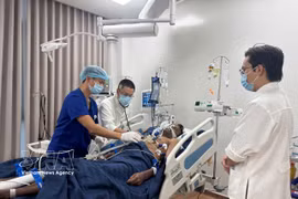 Las autoridades locales visitan a las víctimas que reciben atención y tratamiento en un hospital de Phu Quoc. Foto trasmitida por la VNA