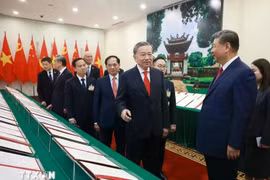 El secretario general del Partido Comunista de Vietnam, To Lam y el secretario general del Partido Comunista y presidente de China, Xi Jinping, presencian la exhibición de documentos de cooperación entre los dos países. (Foto: VNA)