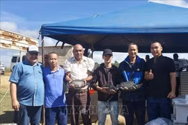 El ministro cubano de la Industria Alimentaria, Alberto López Díaz (tercero desde la izquierda), y expertos vietnamitas celebran la exitosa cooperación. (Foto: VNA)