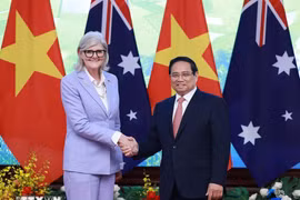 El primer ministro Pham Minh Chinh se reúne con el gobernador general de Australia, Sam Mostyn. (Foto: VNA)