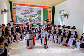 Los artesanos y miembros de la comunidad se reúnen para transmitir y practicar las melodías del folclore y las danzas tradicionales. Foto: baolaichau.vn