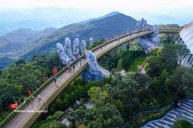 Vista panorámica del emblemático Puente Dorado en Ba Na Hills, en la ciudad de Da Nang. (Foto: VNA)